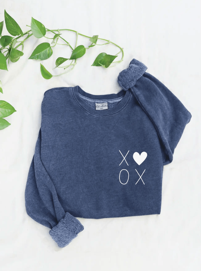 XOXO Crewneck - Cozy and Casual Crewneck Sweater Featuring a Fun XOXO Design, Ideal for Everyday Wear and Comfort